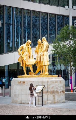 Statua in bronzo dorato di Boulton, Watt e Murdoch, Centenary Square, Birmingham, 2023 Foto Stock