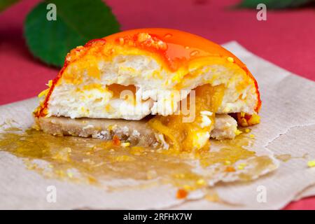 marmellata di pesche gialle con lamponi e more, torta all'arancia con ripieno bianco cremoso Foto Stock