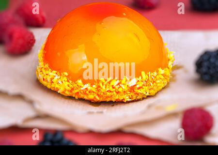 marmellata di pesche gialle con lamponi e more, torta all'arancia con ripieno bianco cremoso Foto Stock