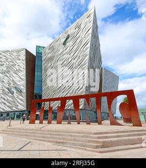 Eric Kuhne's Titanic Museum Big Rusting Iron Sign, 1 Olympic Way, Belfast, County Antrim, Irlanda del Nord, Regno Unito, BT3 9EP Foto Stock