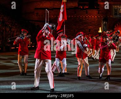 Castello di Edimburgo, Edimburgo, Scozia, Regno Unito, 03 agosto 2023, Edinburgh Military Tattoo: The 2023 Show Called Stories include uno spettacolo della banda centrale delle forze armate svizzere. Credito Sally Anderson/Alamy Live News Foto Stock