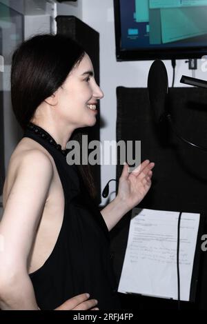 Los Angeles, USA. 3 agosto 2023. Vida Ghaffari partecipa alle riprese di Voice Over per The Horror Film Spider Baby o The Maddest Story Ever Told presso gli studi di registrazione privati, Los Angeles, CA 3 agosto 2023 Credit: Eugene Powers/Alamy Live News Foto Stock