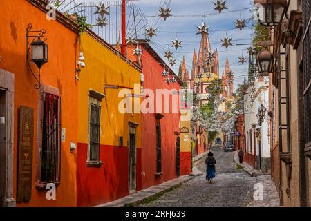 Stelle messicane di latta si stagliavano lungo la Calle Aldama acciottolata con il campanile rosa della Parroquia de San Miguel Arcangel che svetta sopra nel centro storico della città di San Miguel de Allende, Messico. Foto Stock