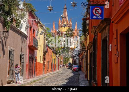 Stelle messicane di latta si stagliavano lungo la Calle Aldama acciottolata con il campanile rosa della Parroquia de San Miguel Arcangel che svetta sopra nel centro storico della città di San Miguel de Allende, Messico. Foto Stock