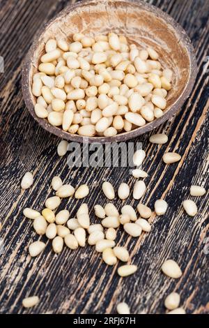 noci utili, una parte del guscio rimane sui cedri, pinoli sbucciati di piccole dimensioni Foto Stock