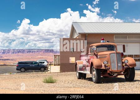 Camion dei vigili del fuoco Mack d'epoca nel deserto, dipartimento dei vigili del fuoco della città di Page Foto Stock