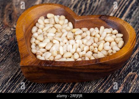 pinoli sbucciati di piccole dimensioni, noci utili, una parte del guscio rimane sulle noci di cedro Foto Stock