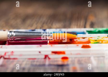 pennelli artistici e vernici per dipingere quadri, olio e altre vernici con pennelli per la creatività, il processo creativo di disegno mescolando diversi co Foto Stock
