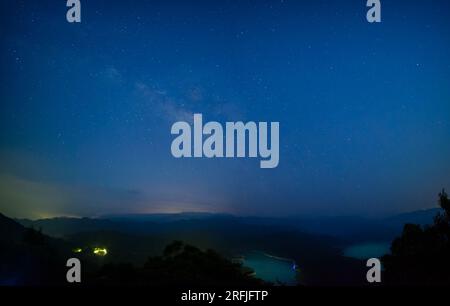 Serenità galattica: Skyline notturno sulla vetta della montagna. Cielo stellato d'estate a Crocodile Island nel distretto di Shiding, New Taipei City. Foto Stock