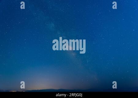 Serenità galattica: Skyline notturno sulla vetta della montagna. Cielo stellato d'estate a Crocodile Island nel distretto di Shiding, New Taipei City. Foto Stock