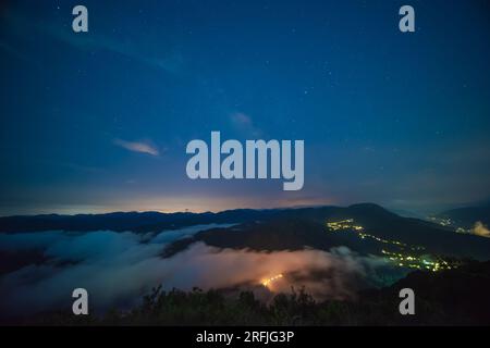 Serenità galattica: Skyline notturno sulla vetta della montagna. Il cielo stellato d'estate sulla cima della montagna nella città di New Taipei. Foto Stock