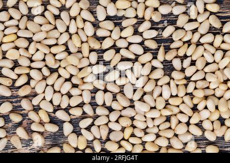 noci utili, una parte del guscio rimane sui cedri, pinoli sbucciati Foto Stock