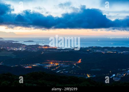 Luci per barche da pesca, luci per la strada del villaggio. Vista notturna vivace e colorata. Di notte, goditi la vista del cielo dalla cima della montagna. Foto Stock