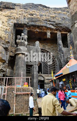 INDIA, MAHARASHTRA, PUNE, maggio 2023, persone alle Grotte buddiste di Karla, la porta d'ingresso principale e il tempio indù di Ekvira Aai Mandir, queste furono costruite nel 1940 Foto Stock