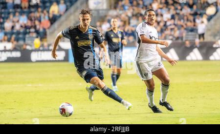 Chester, Pennsylvania, USA. 3 agosto 2023. 3 agosto 2023, Chester PA, USA: Il giocatore dei Philadelphia Union JACK ELLIOTT (3) spinge la palla giù dal campo contro D.C. Giocatore Unito, YAMIL ASAD (22). L'Unione ha battuto D.C. Uniti nei calci di rigore. Immagine di credito: © Ricky Fitchett via ZUMA Wire (immagine di credito: © Ricky Fitchett/ZUMA Press Wire) SOLO USO EDITORIALE! Non per USO commerciale! Foto Stock