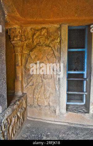 Immagine della figura del Guardiano a sinistra di Verandah della Grotta di Vihara n. 20 con roccia scavata nelle Grotte di Bhaja, antico buddista costruito nel II secolo a.C., durante l'Hin Foto Stock