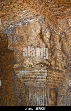 Sculture sul pilastro superiore sinistro della Grotta di Vihara n. 20 con incisioni rupestri alle Grotte di Bhaja, antico buddhista costruito nel II secolo a.C., durante il ph Hinayana Foto Stock