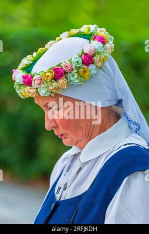 Donna in abito tradizionale lettone, riga, Lettonia, Europa Foto Stock