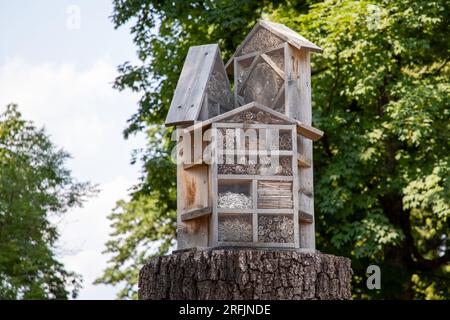 hotel per insetti, tre capanne di legno per api e animali Foto Stock