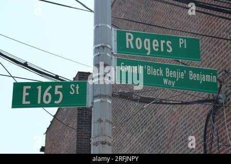 New York, USA. 2 giugno 2023. Un tratto di strada nel Bronx di New York dopo essere stato rinominato "Cornell 'Black Benjie' Benjamin Way". Crediti: Christina Horsten/dpa/Alamy Live News Foto Stock