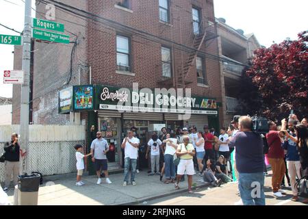 New York, USA. 2 giugno 2023. Un tratto di strada nel Bronx di New York è stato rinominato "Cornell 'Black Benjie' Benjamin Way" durante una cerimonia. (A dpa: 'From the New York Bronx to the Whole World: Hip-hop compie 50') credito: Christina Horsten/dpa/Alamy Live News Foto Stock