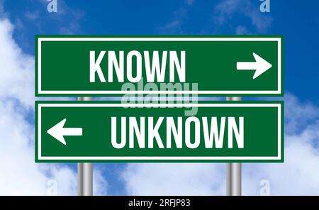 Segnale stradale noto o sconosciuto su sfondo cielo nuvoloso Foto Stock