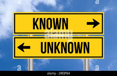 Segnale stradale noto o sconosciuto su sfondo cielo nuvoloso Foto Stock