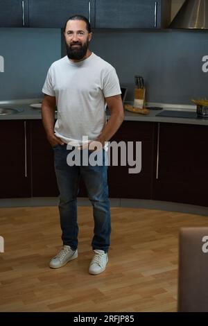 Un maschio adulto si trova nell'area cucina della camera d'hotel Foto Stock