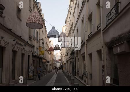 Lanterne galleggianti sopra Rue de l'echaude Foto Stock