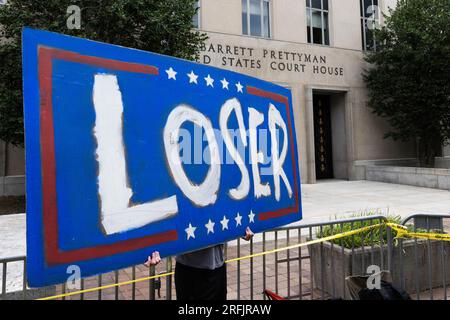 Washington, USA. 3 agosto 2023. Un manifestante sta con un cartello fuori E. Barrett Prettyman United States Court House, a Washington, DC, negli Stati Uniti, 3 agosto, 2023. Ex Stati Uniti Il presidente Donald Trump giovedì si è dichiarato non colpevole delle accuse federali contro di lui per aver complottato per rovesciare le elezioni presidenziali del 2020, hanno riferito i media statunitensi. Crediti: Aaron Schwartz/Xinhua/Alamy Live News Foto Stock