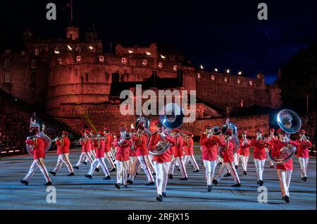 La banda centrale delle forze armate svizzere sulla Esplanade del Castello di Edimburgo al Royal Edinburgh Military Tattoo di quest'anno. Data foto: Giovedì 3 agosto 2023. Foto Stock