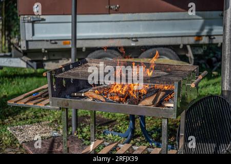 Barbecue in metallo su carbone caldo. Vista dall'alto sullo sfondo per i tuoi piatti da cucina. Foto Stock