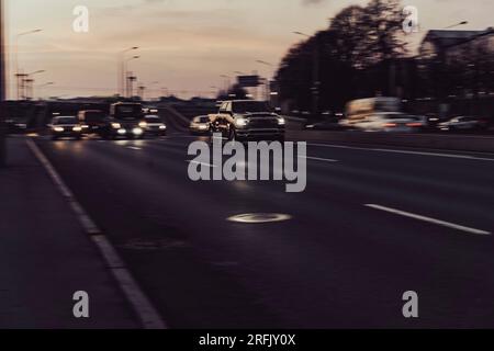 San pietroburgo. Traffico auto su strada di San Pietroburgo, Russia. Strada sotto il ponte Liteyny. Foto in bianco e nero con messa a fuoco selettiva, disturbo e. Foto Stock