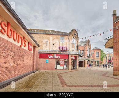 Grande vendita al negozio Wilko, accanto al supermercato Sainsury's, nel quartiere pedonale dello shopping di St Mary a Market Harborough, Inghilterra. Foto Stock