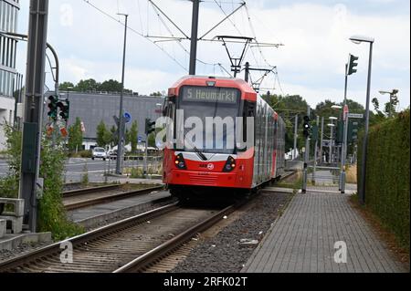 Colonia, Germania. 30 luglio 2023. Tram pubblico KVB Kölner Verkehrsbetriebe credito: Horst Galuschka/dpa/Alamy Live News Foto Stock