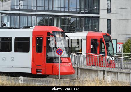 Colonia, Germania. 30 luglio 2023. Tram pubblico KVB Kölner Verkehrsbetriebe credito: Horst Galuschka/dpa/Alamy Live News Foto Stock