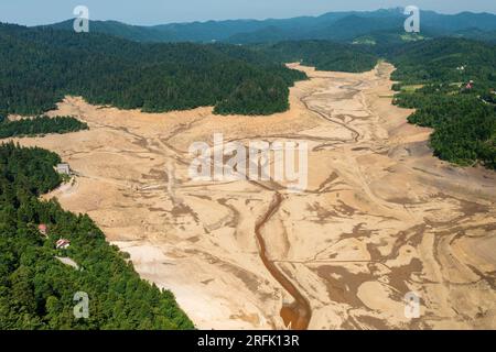 Vista aerea del letto di lago asciutto del lago Lokvarsko nel kotar Gorski, Croazia Foto Stock