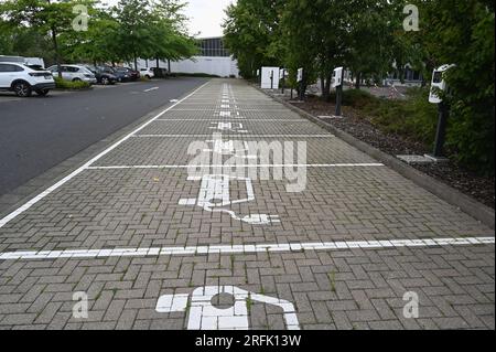 Colonia, Germania. 27 luglio 2023. Parcheggio con stazione di ricarica pittogramma per stazione di ricarica per auto elettriche stazione di ricarica rapida stazione di ricarica per auto elettriche ricarica per auto elettriche ricarica per auto elettriche ricarica per auto elettriche colonna di energia elettrica stazione di ricarica elettrica tecnologia di mobilità elettrica ricarica rete elettrica qui solo le auto possono stare in piedi Tempo del processo di ricarica credito: Horst Galuschka/dpa/Alamy Live News Foto Stock