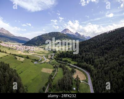 Livigno villaggio sciistico e valle del Bikepark in Valtellina, Lombardia, Italia Vista aerea Drone Vista panoramica. Foto Stock