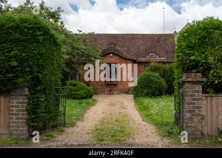 Casa residenziale con vialetto che porta all'ingresso nel villaggio di Cheriton. Agosto 2023. Foto Stock