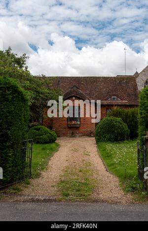 Casa residenziale con vialetto che porta all'ingresso nel villaggio di Cheriton. Agosto 2023. Foto Stock