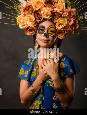 Ritratto di una donna con il trucco del teschio di zucchero. Day of the Dead e personaggio di halloween con sfondo scuro. Foto Stock