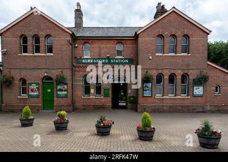 Esterno dell'edificio principale della stazione ferroviaria di Alresford, parte della Mid Hants Railway e della linea del crescione. Agosto 2023. Foto Stock