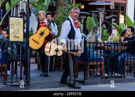 Old Spanish Day-Fiesta, continua mentre le band di Mariachi camminano verso bar e ristoranti lungo la State Street Promenade suonando musica tradizionale Folklorico il 3 agosto 2023 nel centro di Santa Barbara, CALIFORNIA. (Foto di Rod Rolle/Sipa USA) credito: SIPA USA/Alamy Live News Foto Stock