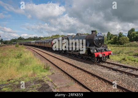 Lo Scarborough Spa Express ha ritardato l'arrivo il 3 agosto 2023 a Hellifield. Sierra Leone altrimenti Galatea arriva da Carnforth per prendere l'acqua. Foto Stock