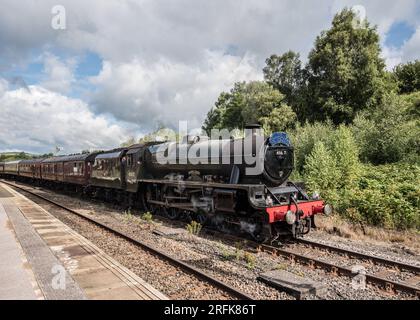 Lo Scarborough Spa Express ha ritardato l'arrivo il 3 agosto 2023 a Hellifield. Sierra Leone altrimenti Galatea arriva da Carnforth per prendere l'acqua. Foto Stock