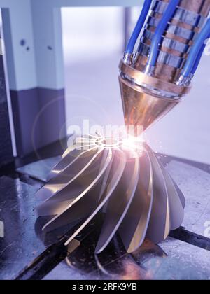 Una moderna stampante 3D sta stampando una turbina metallica. Il futuro della produzione di parti meccaniche. Foto Stock