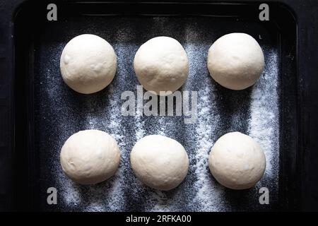 Le palle di impasto riposano e aspettano di essere trasformate in pizza Foto Stock