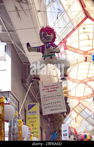 4 agosto 2023, Tokyo, Giappone: Festival di Asagaya Tanabata presso Pearl Center Shopping Street. Il festival è stato istituito nel 1954 da commercianti che cercavano di aumentare i loro clienti. Il festival è famoso per le sue riproduzioni di cartoni animati, i giochi tradizionali giapponesi e una grande varietà di cibi. Crediti: Michael Steinebach/AFLO/Alamy Live News Foto Stock