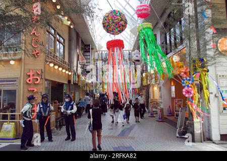 4 agosto 2023, Tokyo, Giappone: Festival di Asagaya Tanabata presso Pearl Center Shopping Street. Il festival è stato istituito nel 1954 da commercianti che cercavano di aumentare i loro clienti. Il festival è famoso per le sue riproduzioni di cartoni animati, i giochi tradizionali giapponesi e una grande varietà di cibi. Crediti: Michael Steinebach/AFLO/Alamy Live News Foto Stock